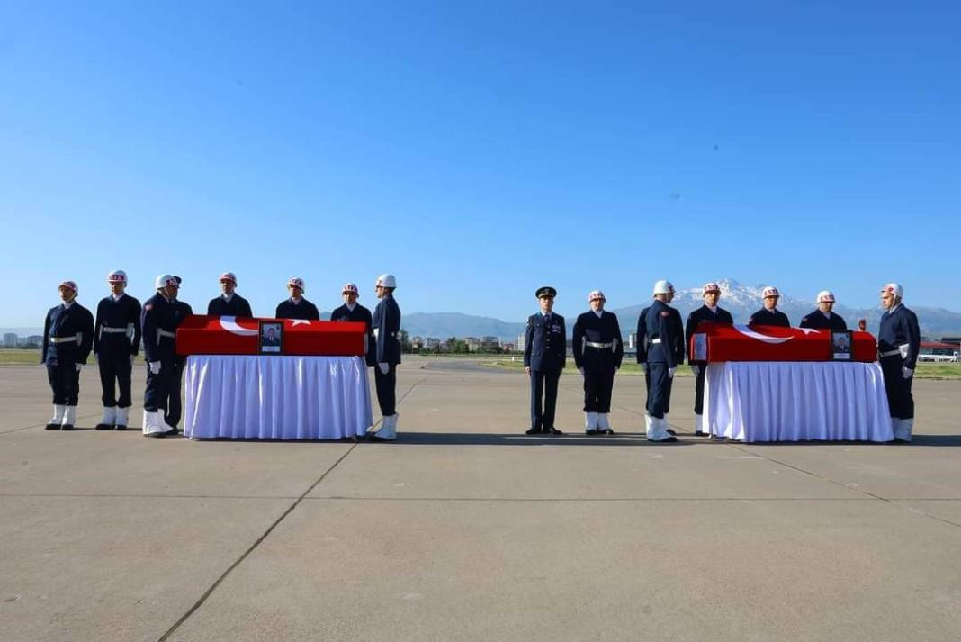 Uçak kazasında şehit olan 2 albay için komutanlıkta tören - Resim: 11